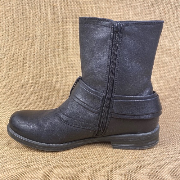 Bear Trap Boots Black  Buckle Side Zip
Women's Size 7 - Picture 3 of 12